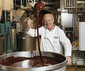 Josef Zotter bei der Schokoladenproduktion.