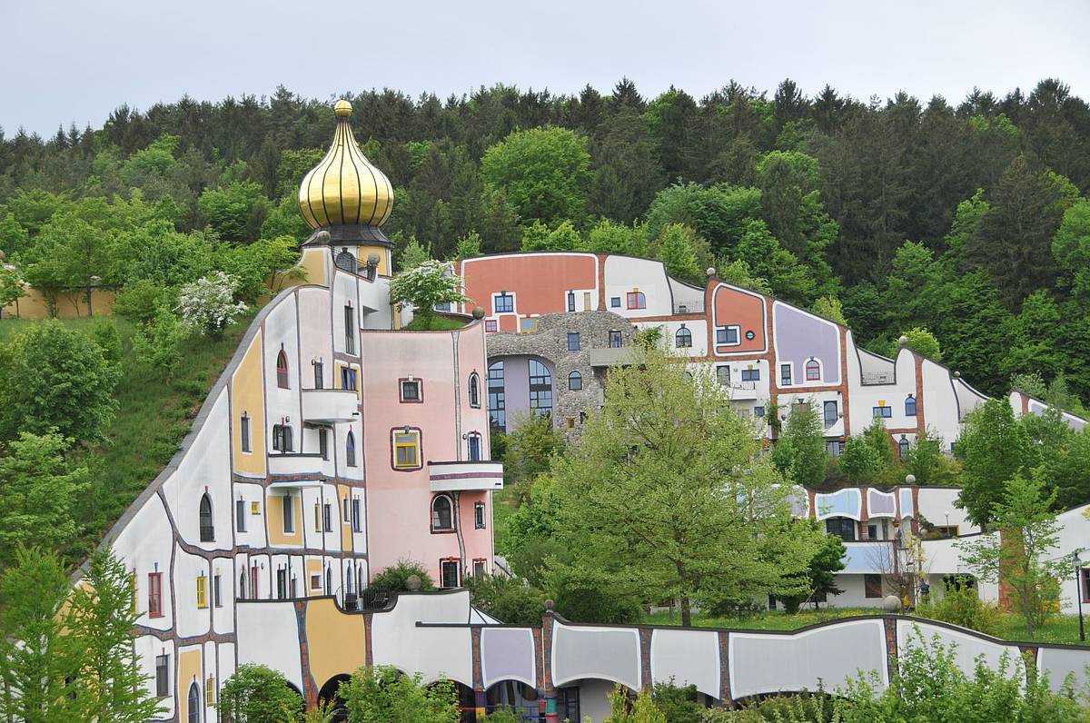 Bad village. БАД Блюмау Австрия. Рогнер БАД Блюмау Австрия. Хундертвассер БАД Блюмау. Деревня Блюмау Штирия Австрия.